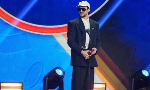 Bad Bunny gana el Latin Grammy al álbum del año por “DeBÍ TiRAR MáS FOToS”