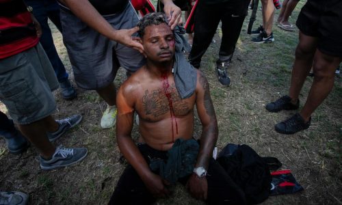 Hinchas y policía chocan en aeropuerto de Río durante salida de Flamengo a final de Libertadores