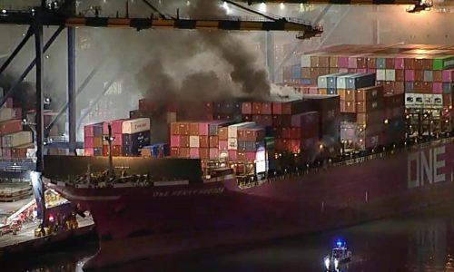 Bomberos combaten incendio en portacontenedores atracado en el puerto de Los Ángeles