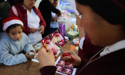 Familias mexicanas crean árbol de la esperanza para recordar a sus desaparecidos en Navidad