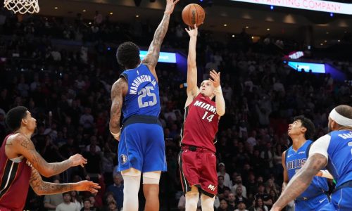 Tyler Herro anota 24 puntos en su debut de temporada y Heat supera 106-102 a Mavericks