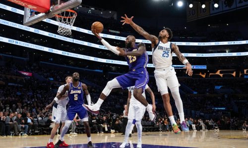 Reaves anota 38 puntos, Doncic suma 35 y Lakers doblegan a Mavs en regreso de Davis a Los Ángeles
