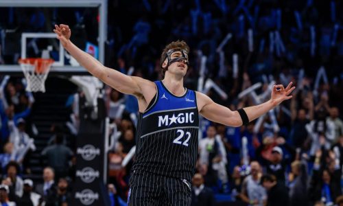 Wagner anota 25 puntos y el Magic vence 105-98 a los Nets tras un cierre sólido
