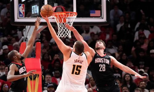 Jokic anota 34 puntos y Nuggets vencen a Rockets por 112-109