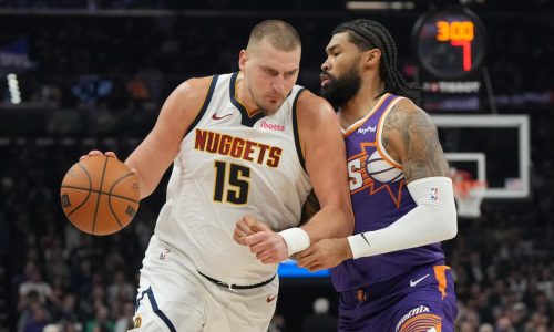 Jokic anota 26 y Murray suma 24 para guiar a Nuggets hacia victoria 130-112 sobre Suns