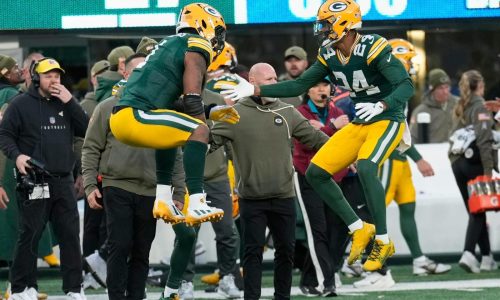 Love lanza dos pases de TD y Packers vencen 27-20 a Giants para romper mala racha