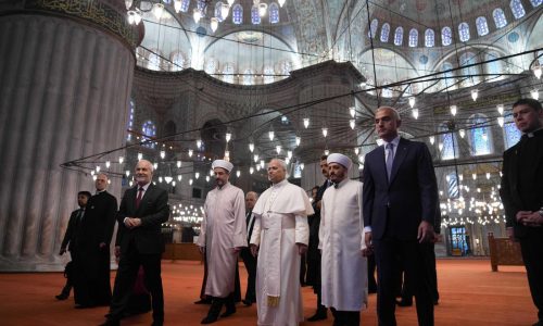 El papa visita la Mezquita Azul al inicio de reuniones con líderes religiosos de Turquía