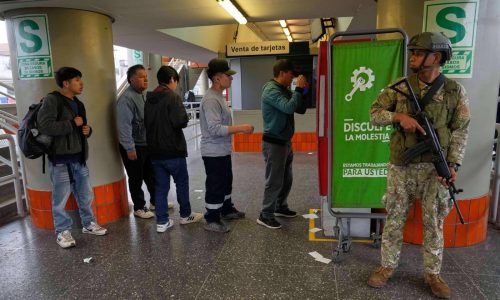 Peruanos marchan para exigir renuncia de presidente interino y molestos por creciente criminalidad