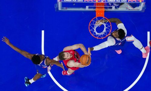 Raptors ganan su quinto consecutivo, remontan en el tercer cuarto para vencer 121-112 a 76ers