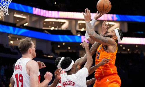 Bridges anota 35 puntos y Hornets remontan para vencer 118-111 a Raptors en tiempo extra