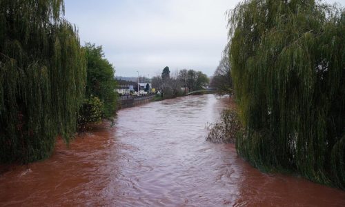 Rescatan y evacuan a decenas en Gales por inundaciones tras paso de tormenta Claudia