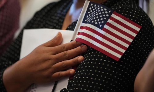 Ciudadanos naturalizados en EEUU creían estar seguros, pero políticas de Trump cuestionan esa idea