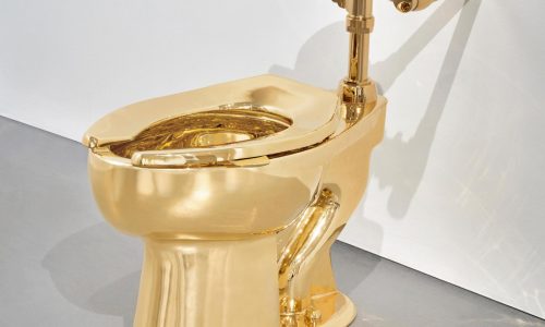 Subastan retrete de oro sólido en 12,1 millones de dólares en Nueva York