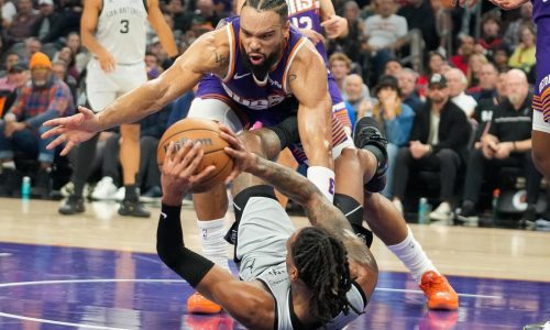 Suns logran tercera victoria consecutiva tras vencer 111-102 a Spurs y frenan racha de triunfos