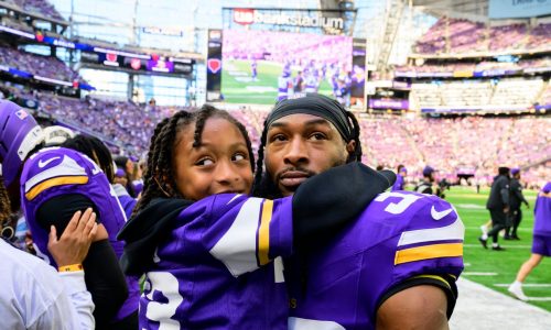 How sharing NFL dream with his son helped Aaron Jones grieve his dad