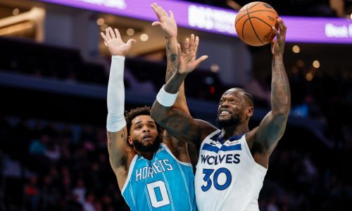 Randle leads Wolves past Charlotte