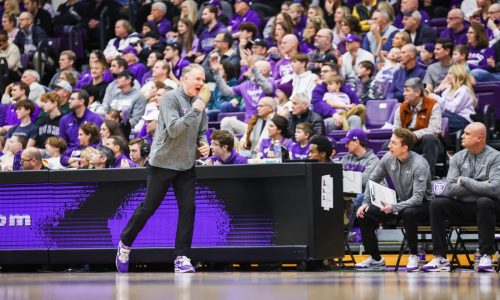 Men’s basketball: Tommies win on buzzer-beating heave