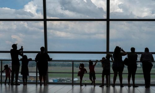 Sudáfrica critica arribo de vuelos chárter con palestinos trasladados desde Gaza