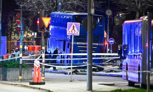 Policía reporta muertos por choque de autobús contra parada en Estocolmo