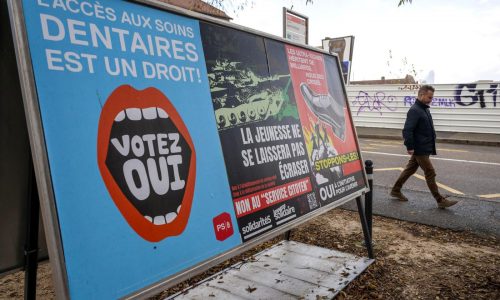 Votantes suizos debaten si las mujeres, al igual que los hombres, deben hacer servicio nacional