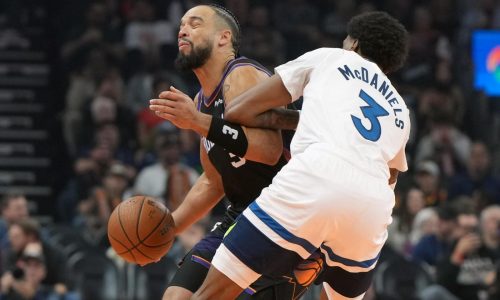 Brooks de Suns multado con 35.000 dólares tras altercado con árbitros