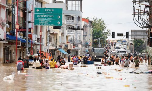 Número de muertos por inundaciones en sur de Tailandia supera los 80; descienden niveles de agua