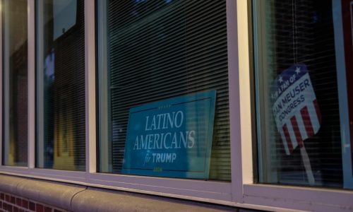 Sondeos revelan más pesimismo entre hispanos en EEUU y menor aprobación para Trump