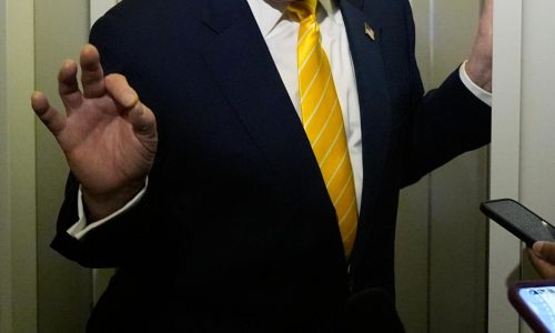 Departamento de Justicia de EEUU reemplazó firmas “idénticas” de Trump en recientes indultos