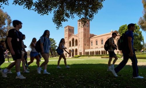 Jueza prohíbe a gobierno de Trump sancionar a Universidad de California por supuesta discriminación