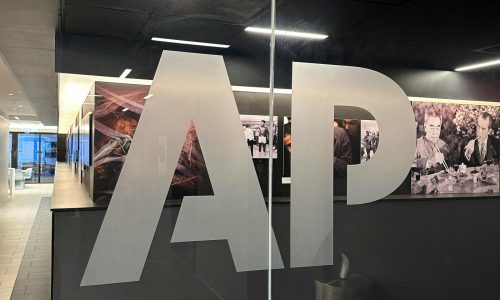 Caso de acceso de periodistas de AP a Trump llega a tribunal de apelaciones