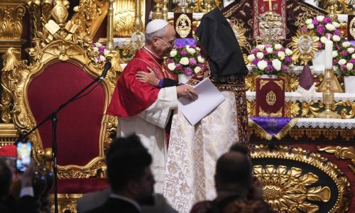 El papa cierra su visita a Turquía y viaja a Beirut para dar esperanza a Líbano tras años de crisis