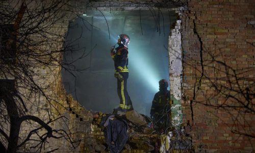 Ataques rusos dejan 3 muertos en Ucrania cuando crecen esfuerzos diplomáticos para finalizar guerra