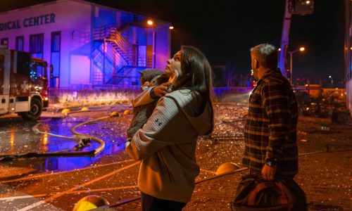 Rusia ataca la capital de Ucrania pese a esfuerzos de paz de EEUU