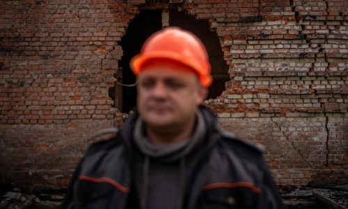 Trabajadores arriesgan la vida por mantener el suministro de energía eléctrica en Ucrania