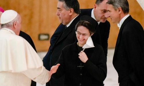 Papa modifica ley que permite a mujer liderar Estado de la Ciudad del Vaticano, tras nombrar a monja