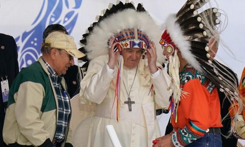 León devuelve 62 objetos a pueblos indígenas de Canadá dentro de reconciliación con pasado colonial