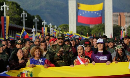 Seguidores del presidente Nicolás Maduro marchan en Venezuela en medio de tensiones con EEUU