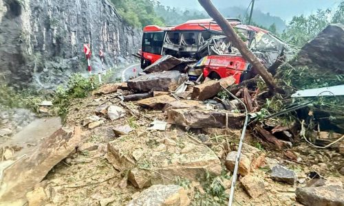 Deslave aplasta a autobús en desfiladero de Vietnam y deja 6 muertos