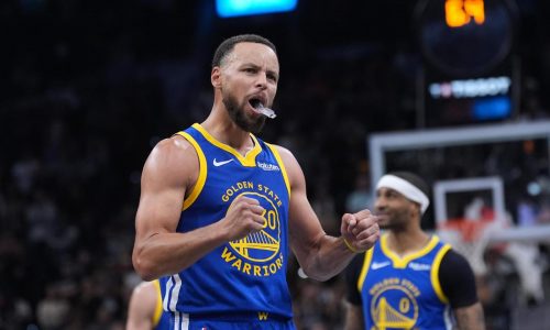 Curry iguala récord de Jordan: anota 49 y lidera remontada de Warriors ante Spurs