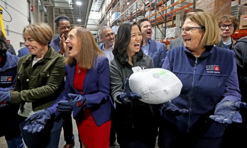 Local leaders, volunteers join ‘Chain of Giving’ at Greater Boston Food Bank amid SNAP delay