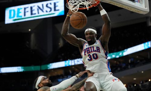 Gran noche de los suplentes ayuda a los 76ers a vencer 116-101 a los Bucks