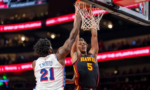 Daniels y Okongwu lideran a Hawks en victoria 120-117 sobre 76ers