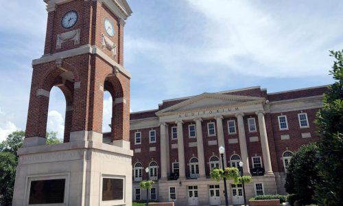 Profesores y estudiantes piden a juez anular ley de Alabama que prohíbe iniciativas de inclusión