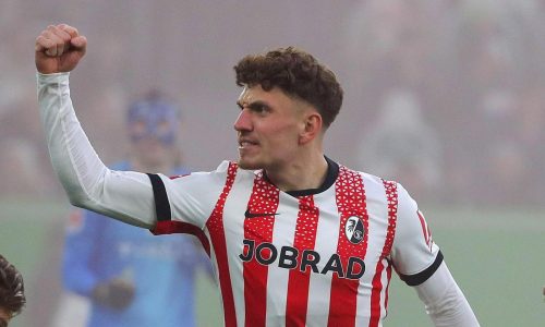 Pejcinovic anota un triplete y pierde mientras Freiburg vence a Wolfsburg en la Bundesliga