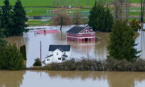 Estado de Washington sufre inundaciones históricas que destruyen casas y dejan familias varadas