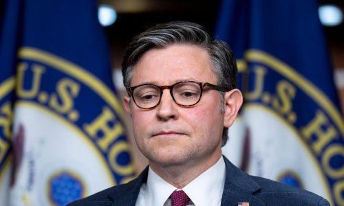 Mike Johnson presenta su plan de salud mientras divididos republicanos buscan una alternativa