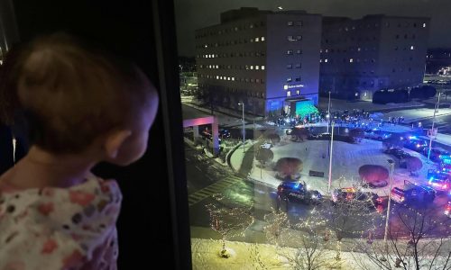 Una tradición nocturna lleva luz y esperanza a niños en un hospital de Michigan