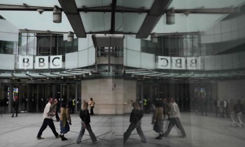 Amada y criticada, la BBC enfrenta demanda de Trump por 10.000 millones de dólares