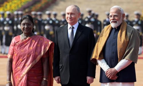Putin y Modi discutirán su relación comercial y de defensa ante la presión de EEUU
