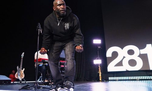 Iglesia de Atlanta atrae a miles de jóvenes con sermones directos y adoración conmovedora